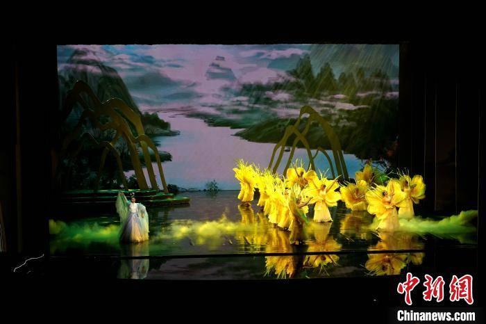 车银优为文彬弹唱庆生:谢谢你出现在我的梦里,生日快乐