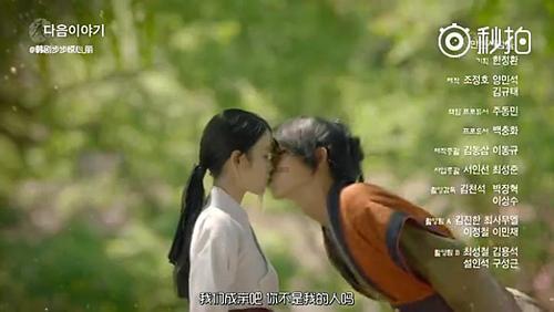 花群中的女孩