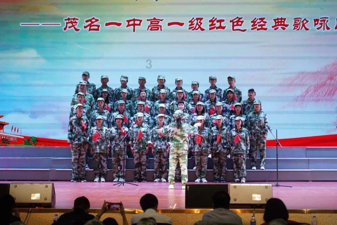 徐璐在海南岛走红毯,礼服上围尺寸偏小,网友不觉得勒人吗