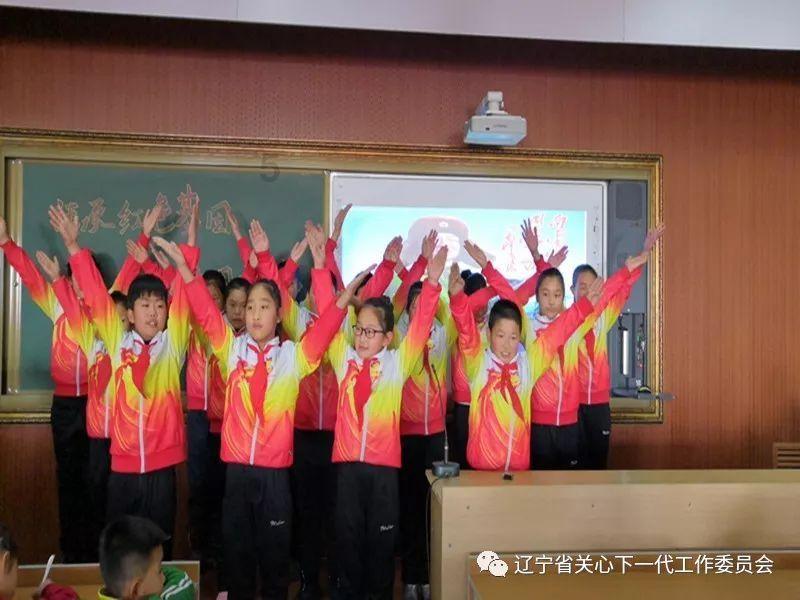 救援矮小的女孩