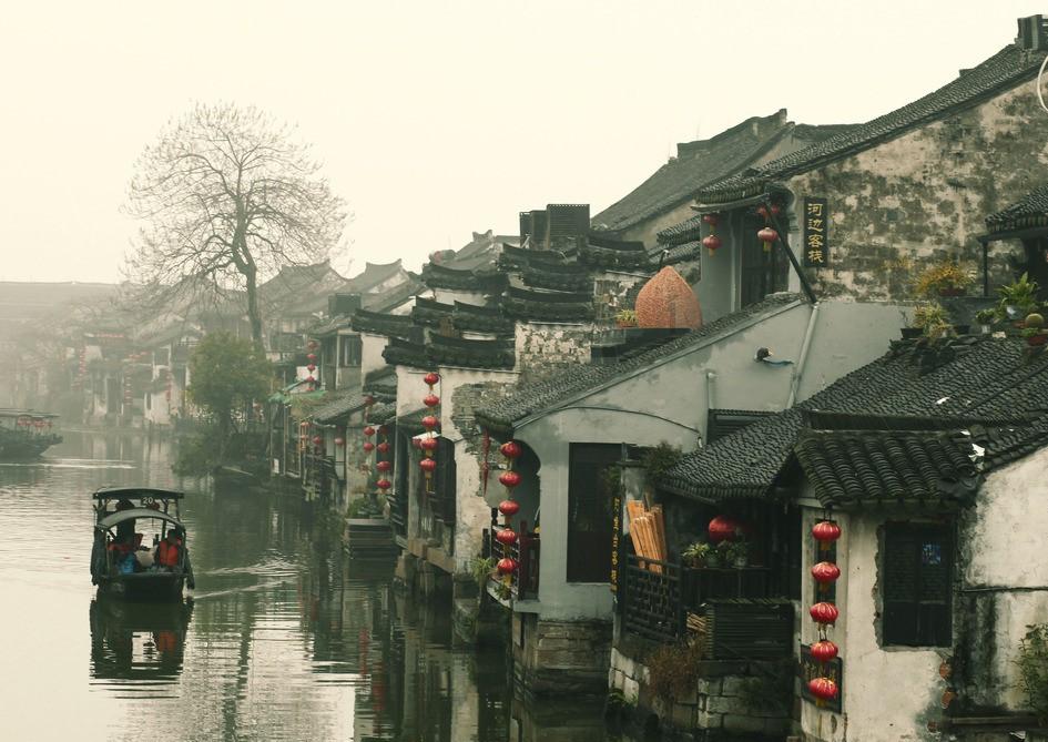 秋争霜菊艳，冬斗雪梅姿