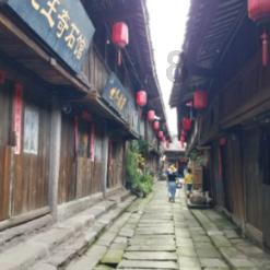 逃离电梯间