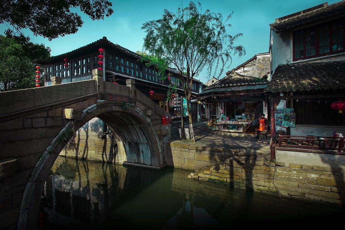 夏日时尚的爱丽
