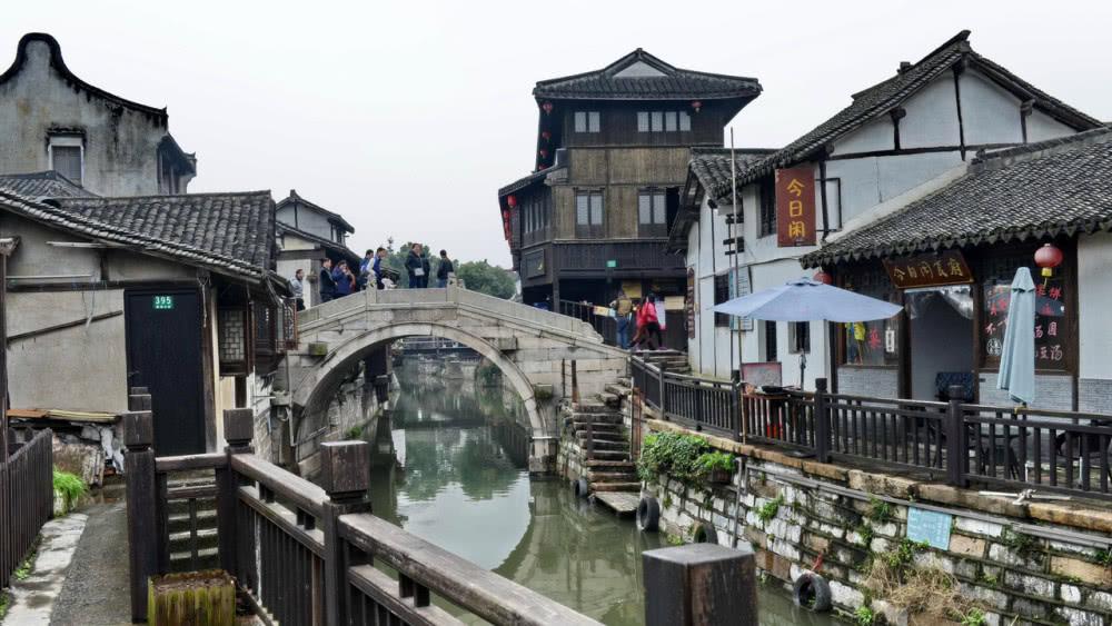 葬礼上,周润发一把抱住这个刚成为寡妇的女人,原来40年的情谊至今未断