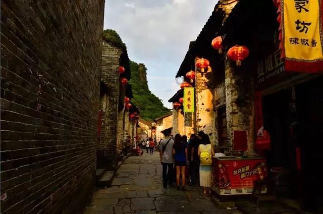 挑夫出联“人轻担重轻挑重”，秀才对不出欲轻生，周渔璜：我来！